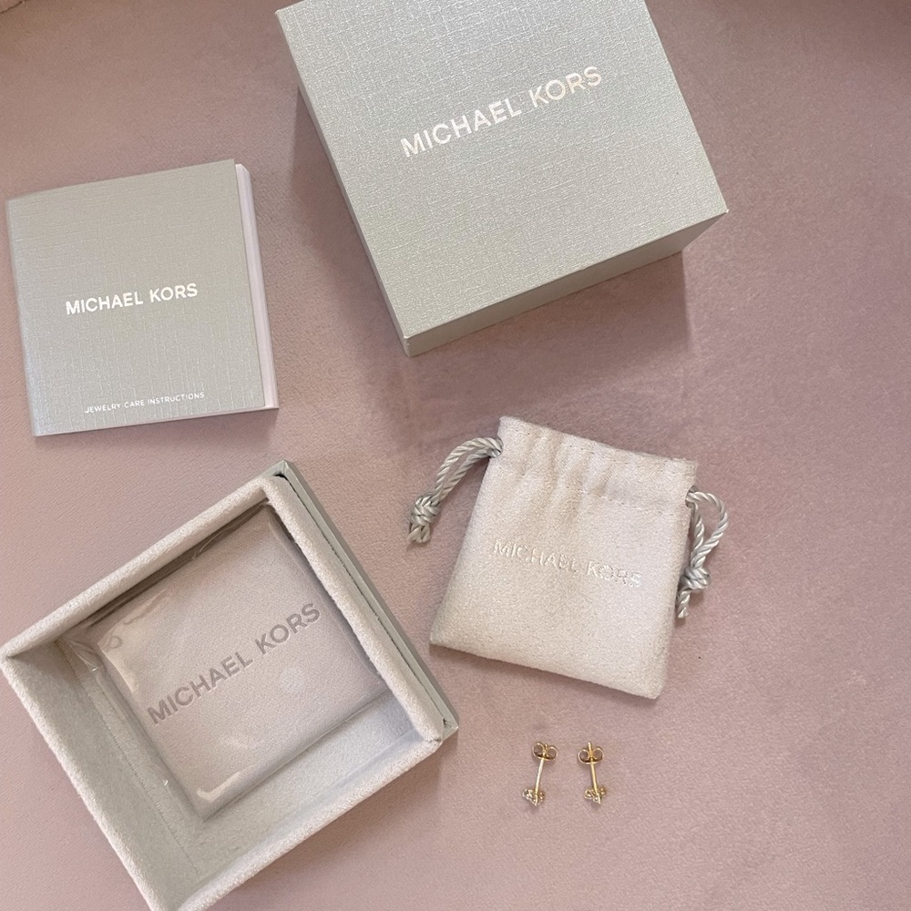 Michael Kors Flower Gold Earring (New condition)